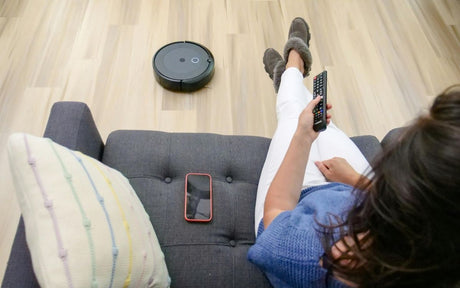Slik får du robotstøvsugeren over terskelen og under sofaen din