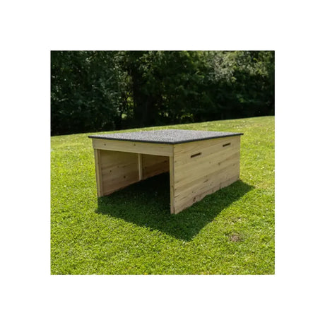 Garasjehus til robotgressklipper med kubisk design, naturlig trefarge.