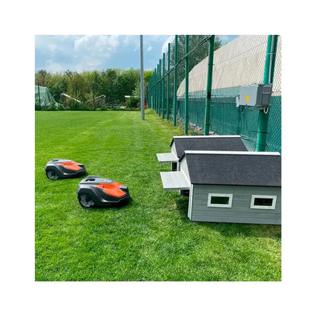Garasjehus til robotgressklipper i hvit og grå farge.